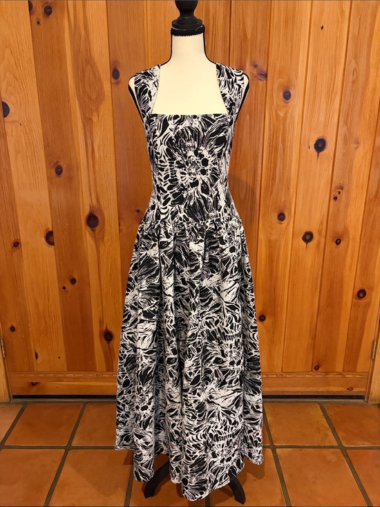 Elliatt Dresses & Skirts - Elliatt Louise Maxi Dress Black White Floral Print Medium